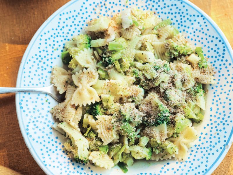 Pasta Con i Broccoli (Pasta with Broccoli) on a pale blue, patterned plate